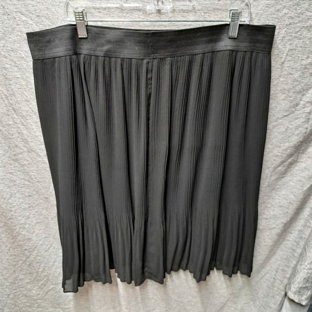 Lane Bryant pleated black flowy polyester elastic waist midi skirt 18/20